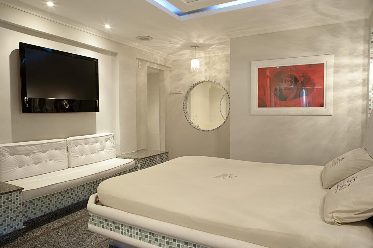 Quarto com Cama Queen-size, Banheira de Hidromassagem e Sauna